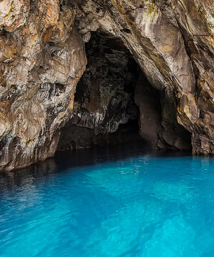 Tra le nostre tappe c'è l'isola di Vulcano, dove rimarrete affascinati dal vulcano attivo e dal paesaggio distintivo che ha creato. L'isola è famosa per le sue spiagge di sabbia nera e le acque limpide, offrendo un'eccellente opportunità per nuotare e fare snorkeling nella grotta del cavallo.