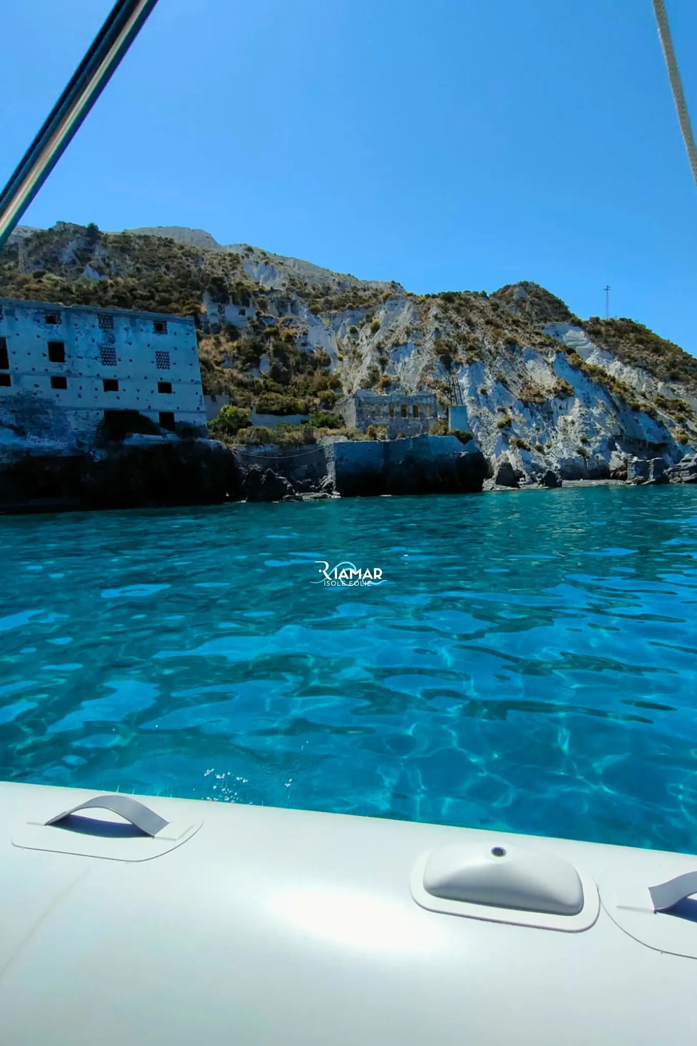 A Lipari, rimarrete incantati dai Faraglioni e dalle Spiagge bianche e dalla ricca storia dell'isola. Qui, potrete fare un rinfrescante bagno o rilassarvi a bordo. Il fascino unico e l'attrattiva storica dell'isola la rendono una destinazione davvero speciale.