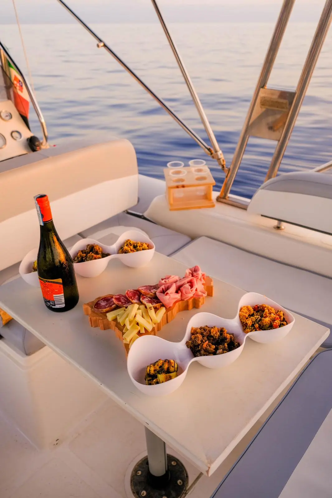 Per migliorare la vostra esperienza, serviremo un delizioso pranzo con piatti tradizionali siciliani come caponata, couscous e zucchine grigliate. Potrete approfittare anche di prosecco, acqua e spizzichi o frutta, rendendola una giornata meravigliosa.
Contattateci per maggiori info, siamo sempre a vostra disposizione.