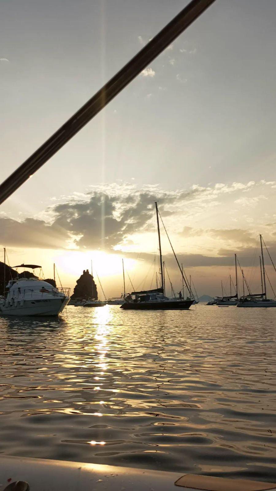 Per gli amanti delle gite in barca da non perdere la Grotta del Cavallo, con i sui straordinari giochi di luci e colori, e per i subacquei la Parete della Sirenetta, che vi permetterà di scendere lungo le pendici di un cono vulcanico attivo, Capo Grosso, con la sua bizzarra struttura rocciosa, e lo scoglio Quaglietto, una delle mete più amate dell’arcipelago dai sub.